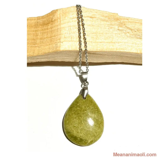Collier acier inoxydable avec pendentif Opale Verte naturelle posé sur un morceau de bois, meananimaoli.