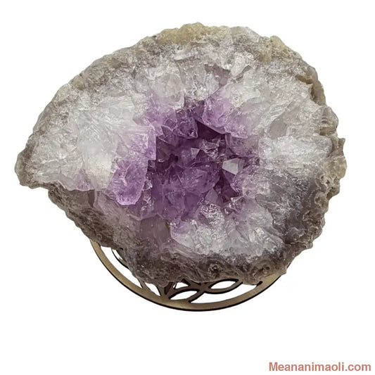 Grande géode d'améthyste naturelle 730g pour rechargement pierres, posée sur une fleur de vie en bois 