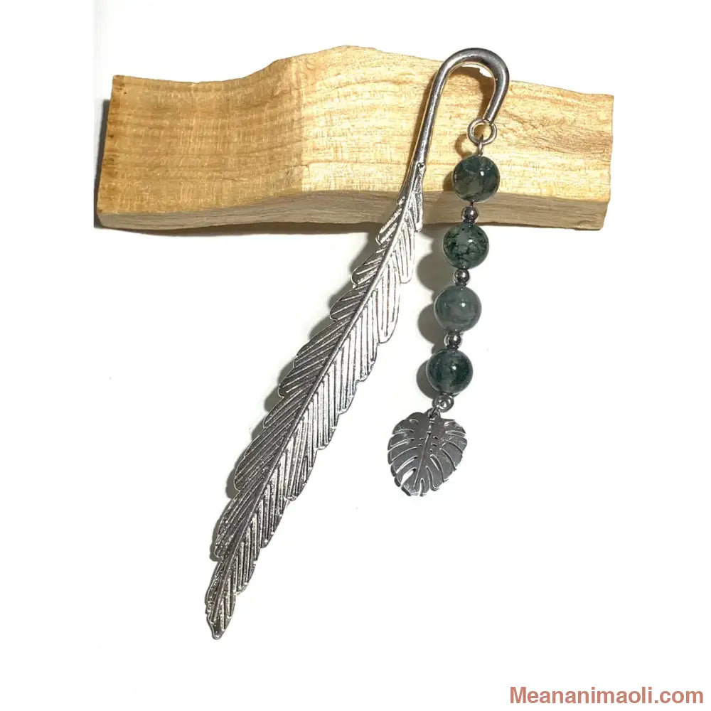 Marque-page en métal argenté en forme de plume, décoré de perles de 6 mm en Agate Mousse et d'une breloque Feuille en acier inoxydable. Produit MEANANIMAOLI.