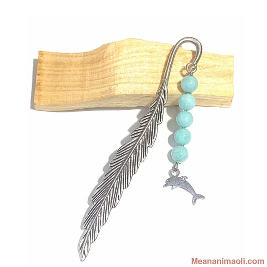 Marque-page plume argentée avec perles d’amazonite et breloque dauphin