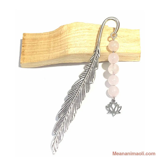 Marque-page plume argentée avec perles de quartz rose et fleur de lotus