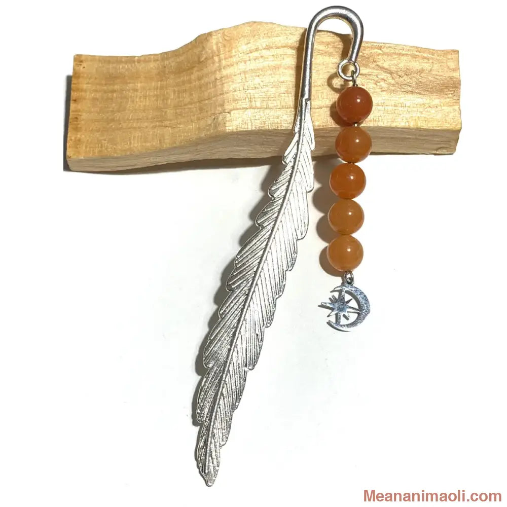 Marque-page en métal argenté en forme de plume, décoré de perles de 6 mm en Aventurine Orange et d'une breloque Lune avec Étoile en acier inoxydable. Produit MEANANIMAOLI.