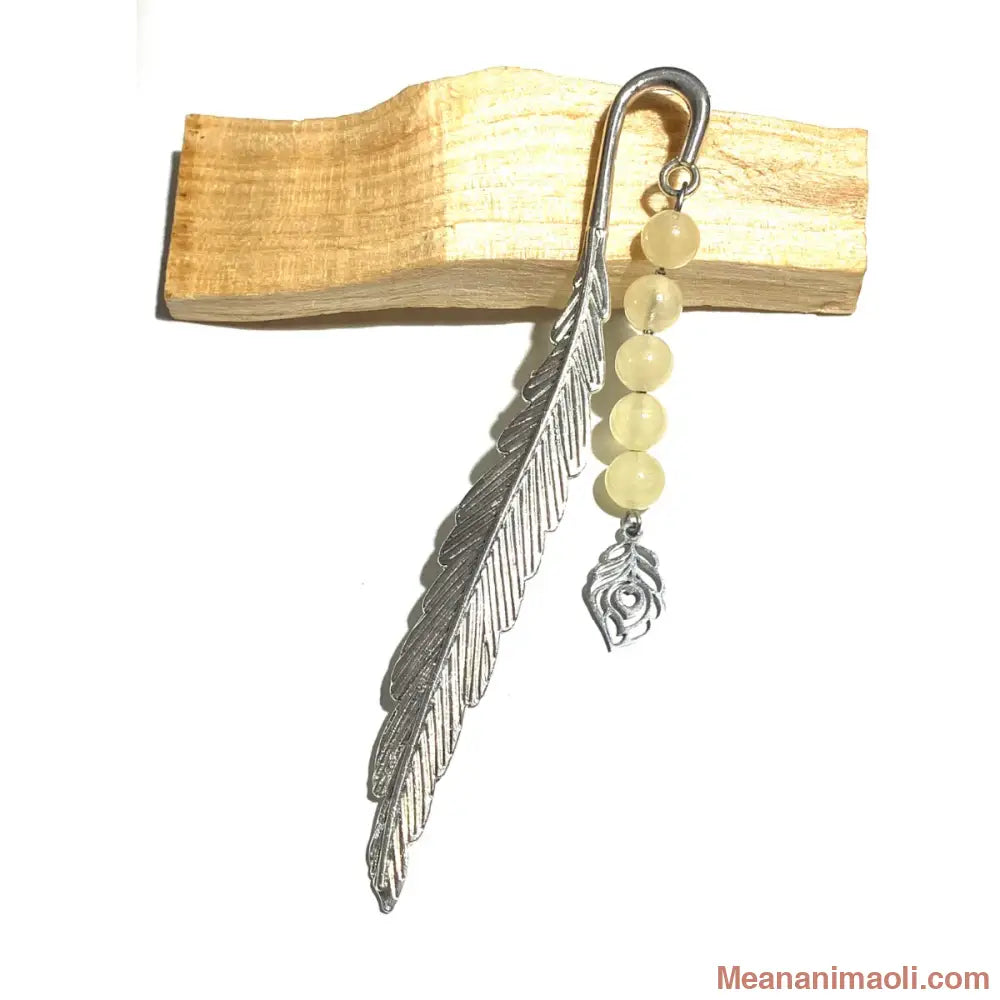 Marque-page en métal argenté en forme de plume, décoré de perles de 6 mm en Calcite Jaune et d'une breloque Plume de Paon en acier inoxydable. Produit MEANANIMAOLI.