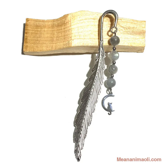 Marque-page en métal argenté en forme de plume, décoré de perles de 6 mm en Labradorite et d'une breloque Lune avec Chat en acier inoxydable. Produit MEANANIMAOLI.