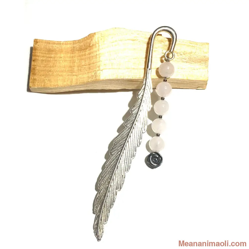 Marque-page en métal argenté en forme de plume, décoré de perles de 6 mm en Quartz Rose et d'une breloque rose en Hématite. Produit MEANANIMAOLI.