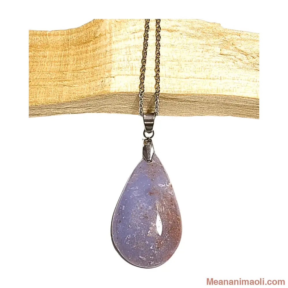 Collier chaîne en acier inoxydable avec pendentif goutte en Calcédoine Violette naturelle posé sur un bois, bijou lithothérapie , MEANANIMAOLI.