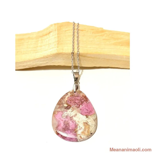 Pendentif en Cobaltocalcite rose naturelle et collier en acier inoxydable, posé sur bois de Palo Santo, boutique MEANANIMAOLI.