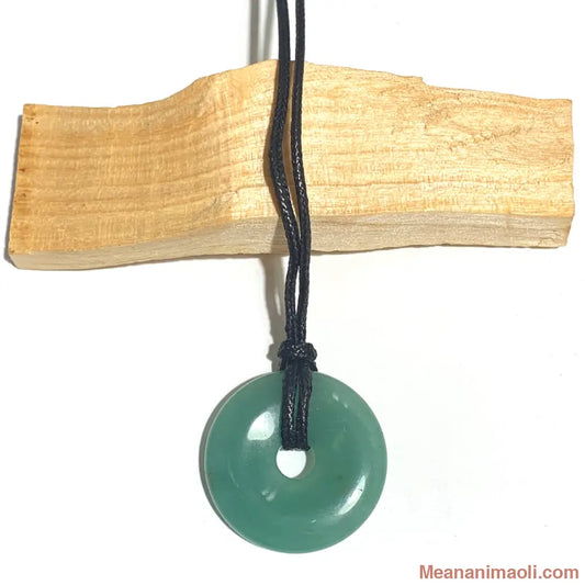 Pendentif donut aventurine verte naturelle monté sur cordon coton ciré ajustable