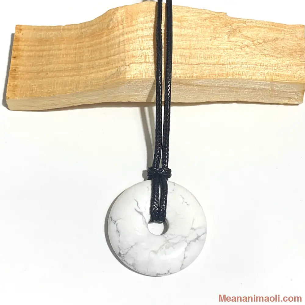 Pendentif donut howlite naturelle monté sur cordon coton ciré ajustable