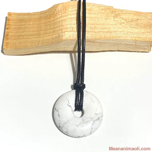 Pendentif donut howlite naturelle monté sur cordon coton ciré ajustable
