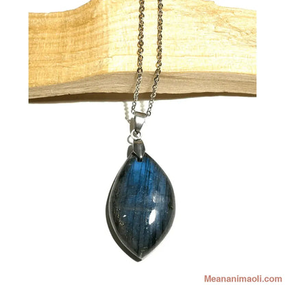 Collier acier inoxydable avec pendentif Labradorite naturelle, posé sur un bois, bijou artisanal, meananimaoli.