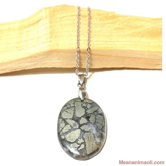 Pendentif ovale en Marcassite naturelle et collier en acier inoxydable argenté, posé sur bois de Palo Santo, boutique MEANANIMAOLI.