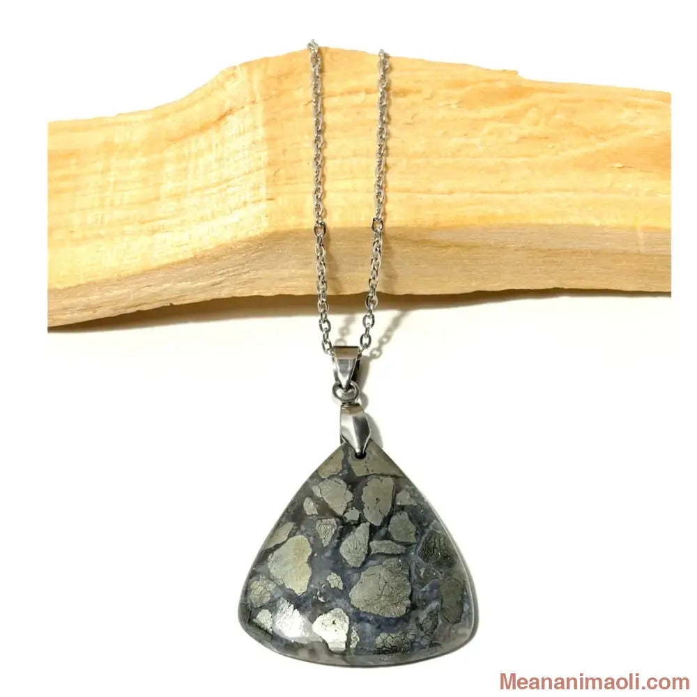 Pendentif triangle en Marcassite naturelle et collier en acier inoxydable argenté, posé sur bois de Palo Santo, boutique MEANANIMAOLI.