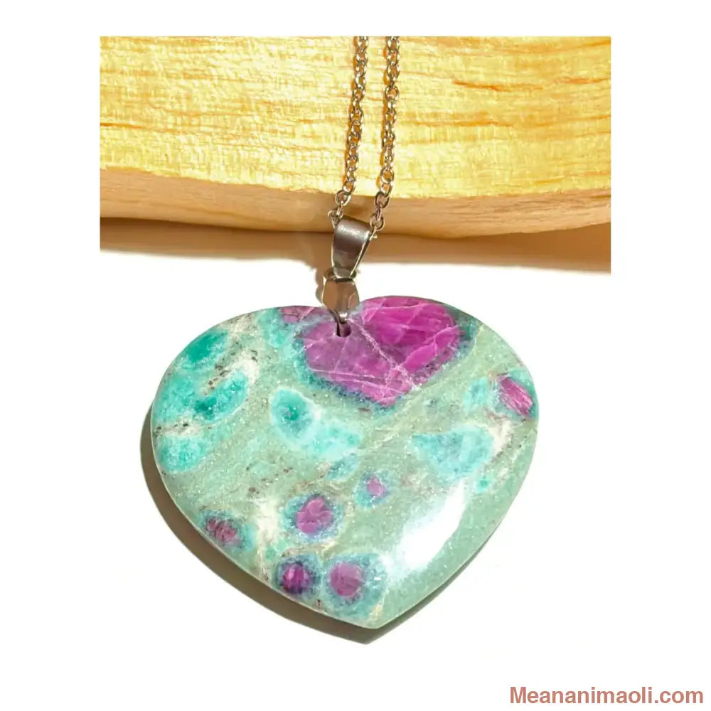 Collier avec pendentif cœur en Rubis sur Fuchsite naturelle, tons vert et rose posé sur un morceau de bois, meananimaoli.