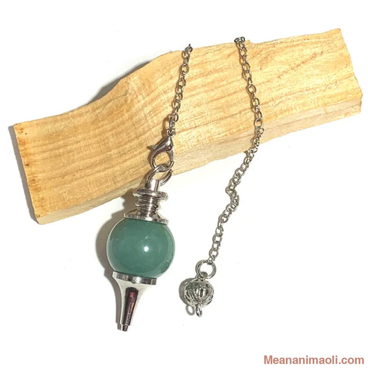 Pendule de radiesthésie en Aventurine Verte naturelle, taillé en forme de boule lisse, avec une chaîne argentée. Produit MEANANIMAOLI.