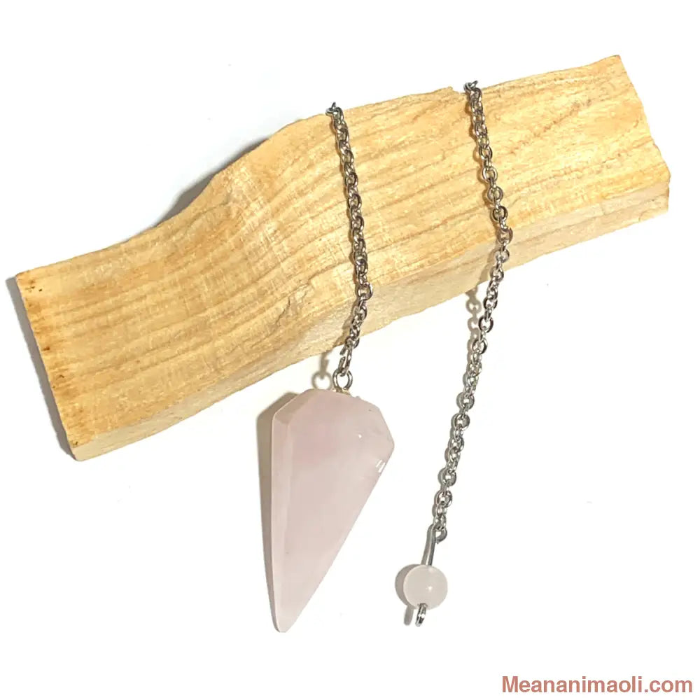 Pendule de radiesthésie en Quartz Rose naturel, taillé en forme de prisme (conique), avec une chaîne argentée. Produit MEANANIMAOLI.