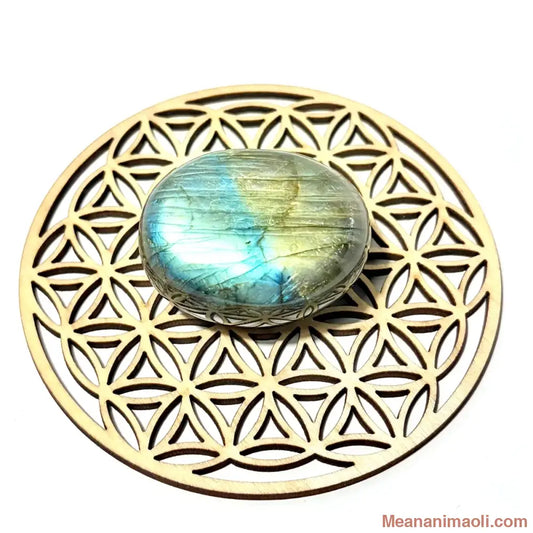 Grosse pierre roulée en Labradorite naturelle aux reflets irisés sur une fleur de vie, lithothérapie MEANANIMAOLI.