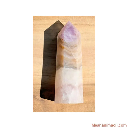 Pointe en Agate Améthyste naturelle de 7 cm révélant ses couches rocheuses et ses cristaux violets, exclusivité MEANANIMAOLI