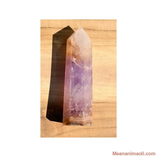 Pointe naturelle en Agate Améthyste de 9 cm montrant des strates d'agate et des cristaux de quartz violet, pièce unique MEANANIMAOLI