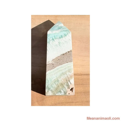 Pointe de Calcite des Caraïbes naturelle de 6 cm, révélant ses bandes de bleu ciel, blanc et beige sable, exclusivité MEANANIMAOLI