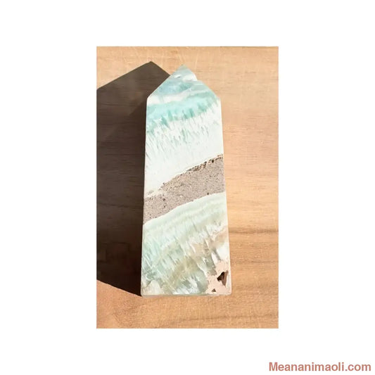 Pointe de Calcite des Caraïbes naturelle de 6 cm, révélant ses bandes de bleu ciel, blanc et beige sable, exclusivité MEANANIMAOLI