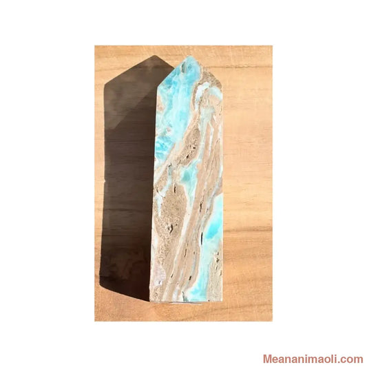 Grande pointe de Calcite des Caraïbes naturelle (7,5 cm) aux nuances bleu ciel et sable, pièce de lithothérapie MEANANIMAOLI