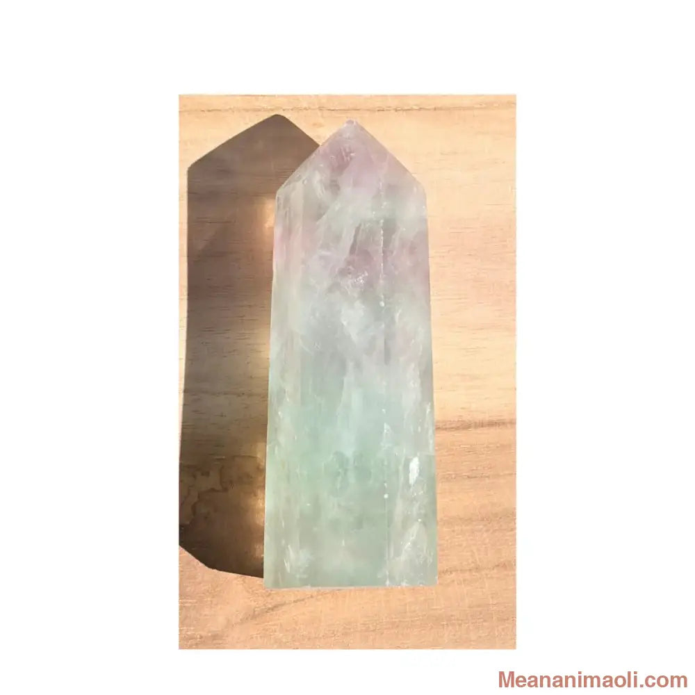 Pointe en Fluorite naturelle multicolore de 7,5 cm révélant des strates violettes, vertes et translucides, pièce unique MEANANIMAOLI.
