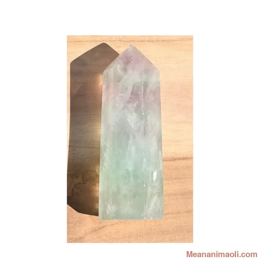 Pointe en Fluorite naturelle multicolore de 7,5 cm révélant des strates violettes, vertes et translucides, pièce unique MEANANIMAOLI.