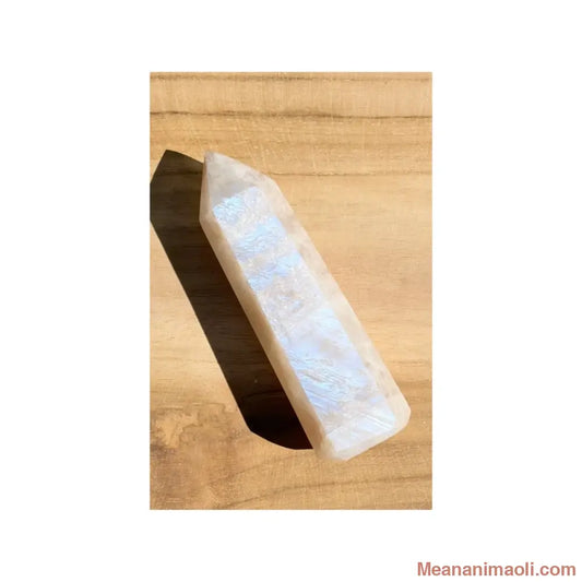 Pointe en Pierre de Lune Blanche naturelle de 8 cm aux reflets nacrés pour le féminin sacré, pièce unique par MEANANIMAOLI