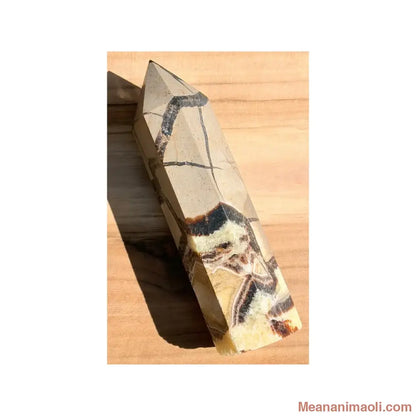 Grande pointe de Septaria naturelle de 15 cm originaire de Madagascar, motifs géométriques noirs et jaunes, une pièce unique MEANANIMAOLI