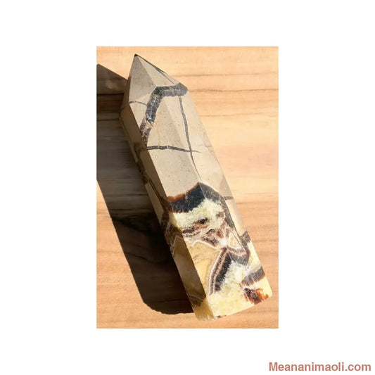 Grande pointe de Septaria naturelle de 15 cm originaire de Madagascar, motifs géométriques noirs et jaunes, une pièce unique MEANANIMAOLI