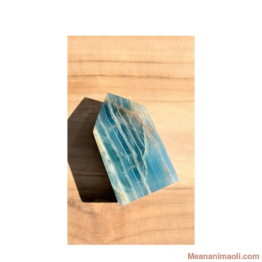 Pointe dense en Onyx Bleu naturel de 101g (6 cm) présentant des rubans bleus et blancs profonds, pièce MEANANIMAOLI