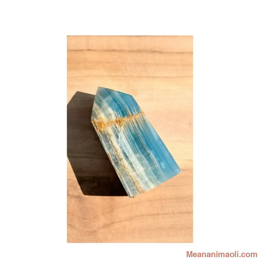 Pointe d'Onyx Bleu naturelle de 6 cm avec des strates horizontales bleues et blanches, pièce unique MEANANIMAOLI.