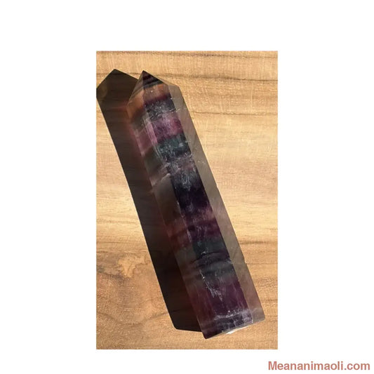 Grande pointe de Fluorite naturelle de 10,5 cm laissant apparaître des strates multicolores violettes, vertes et bleues, pièce MEANANIMAOLI.
