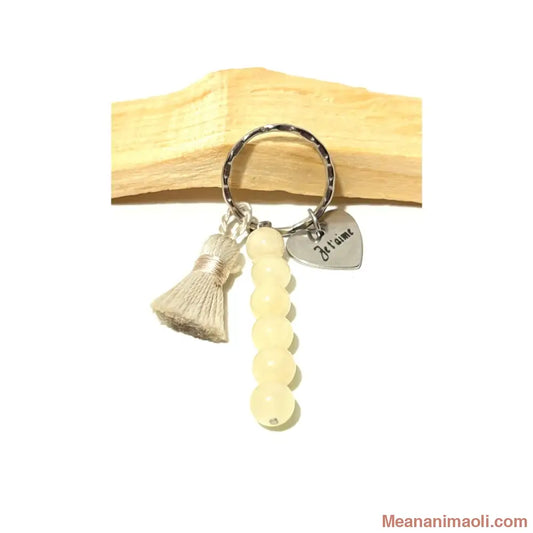 Porte-clé avec perles 8 mm en Calcite Jaune, breloque Je t'aime et pompon sur bois de Palo Santo - MEANANIMAOLI