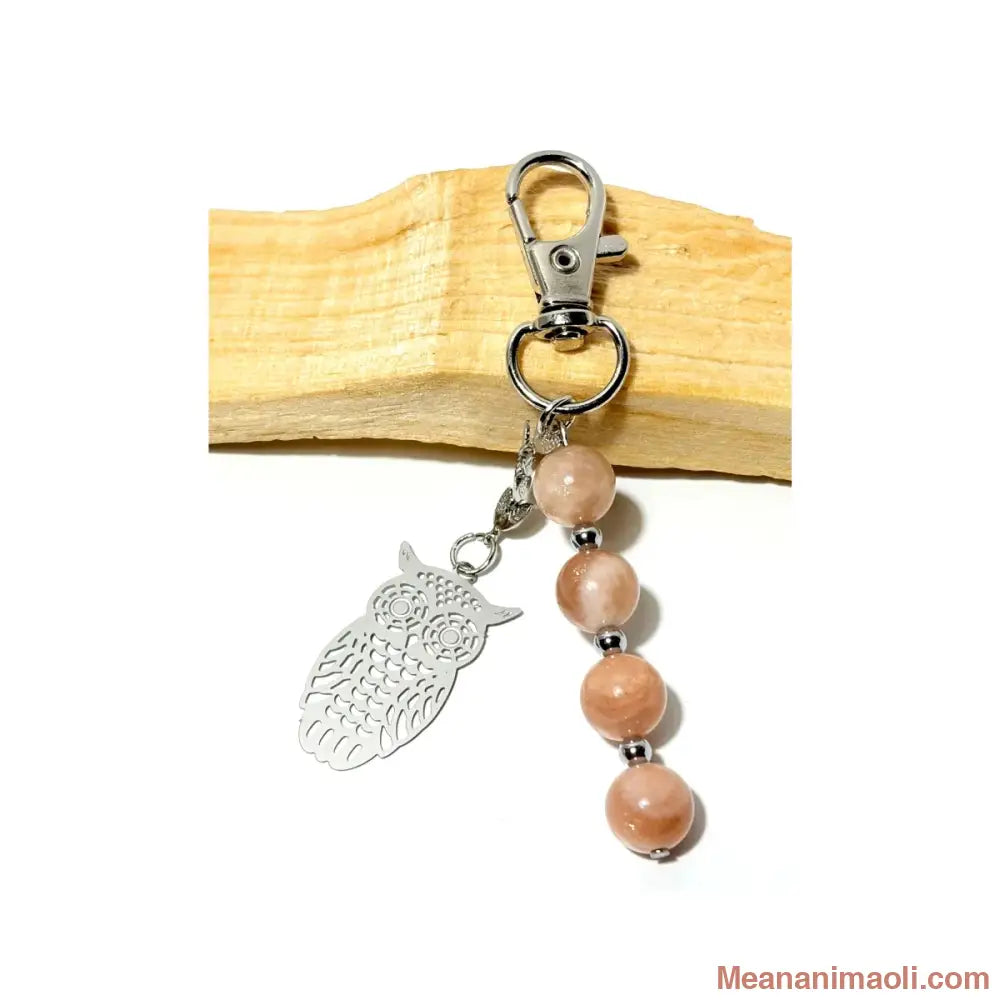 Porte-clé argenté avec mousqueton, quatre perles 8 mm en Pierre du Soleil beige orangé et breloque hibou ciselée sur bois de Palo Santo - MEANANIMAOLI