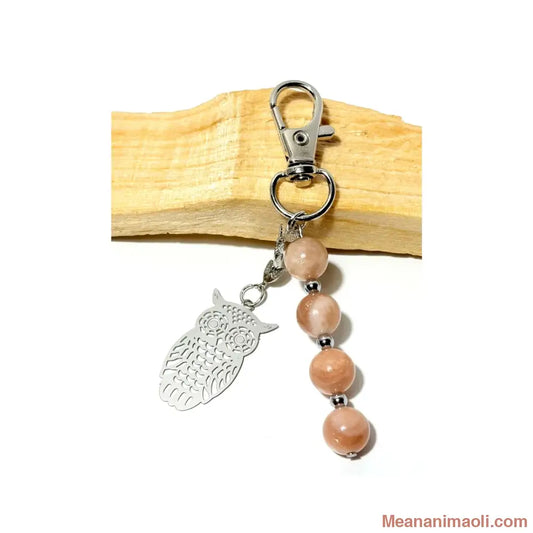 Porte-clé argenté avec mousqueton, quatre perles 8 mm en Pierre du Soleil beige orangé et breloque hibou ciselée sur bois de Palo Santo - MEANANIMAOLI