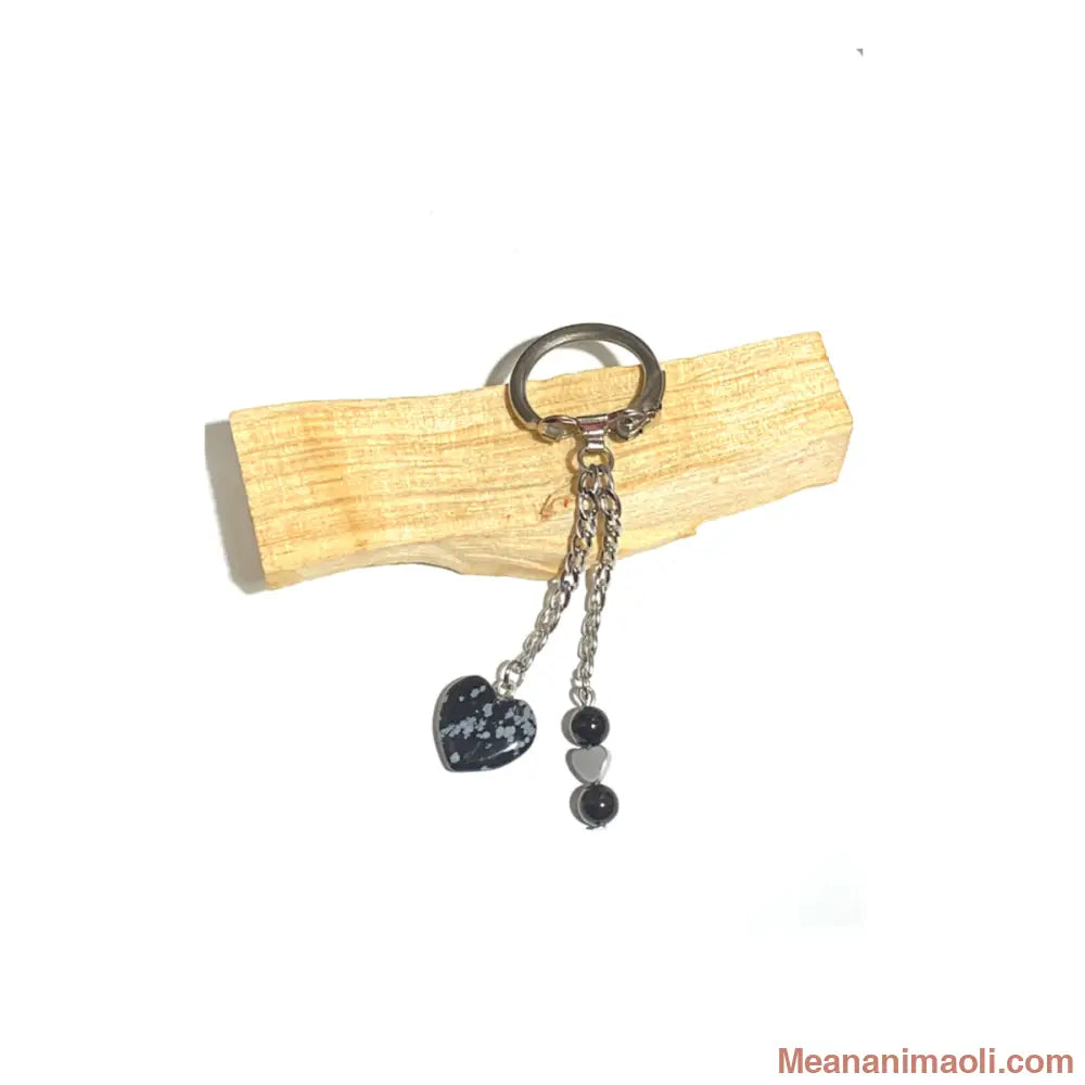 Porte-clés avec chaîne et anneau argentés, orné d'un cœur principal et de perles en Obsidienne Flocon de Neige. Accessoire de protection énergétique MEANANIMAOLI.
