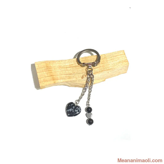 Porte-clés avec chaîne et anneau argentés, orné d'un cœur principal et de perles en Obsidienne Flocon de Neige. Accessoire de protection énergétique MEANANIMAOLI.