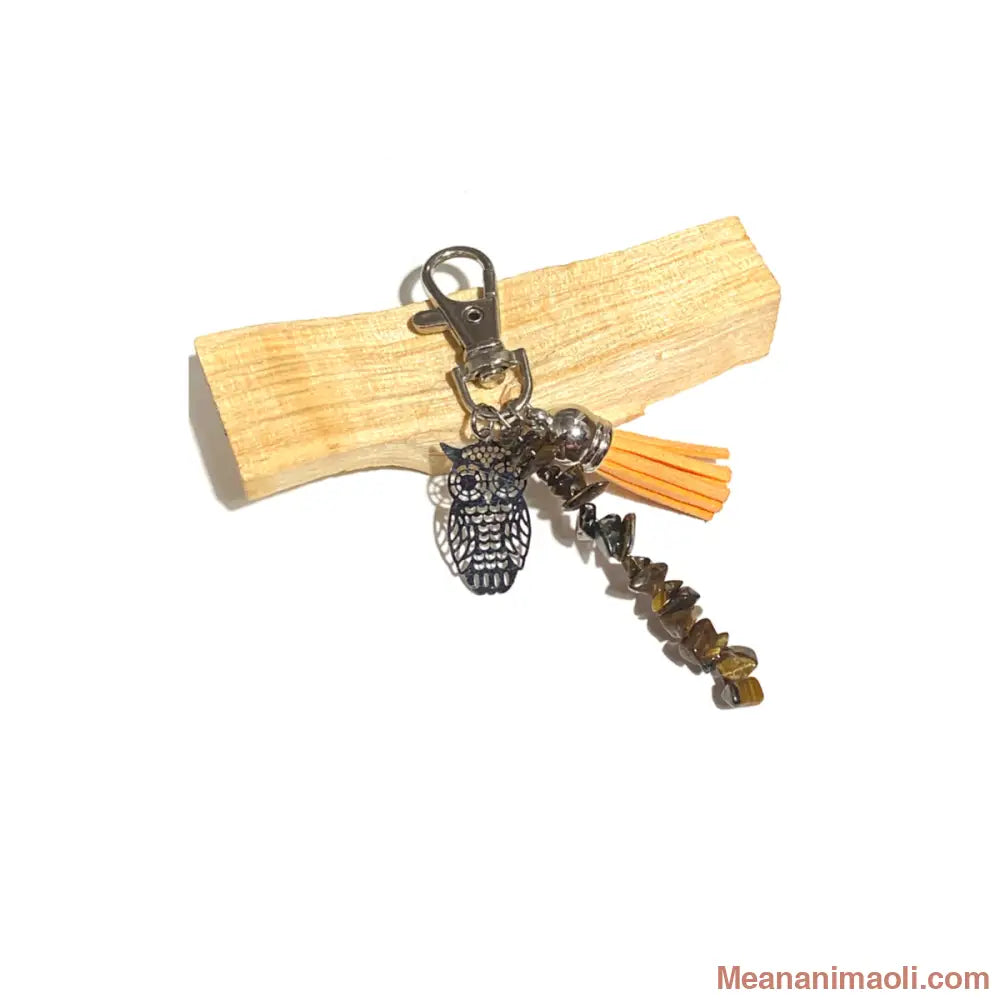 Porte-clés en perles chips d'Œil de Tigre avec pompon orange et breloque Hibou en acier inoxydable. Accessoire de protection énergétique MEANANIMAOLI.