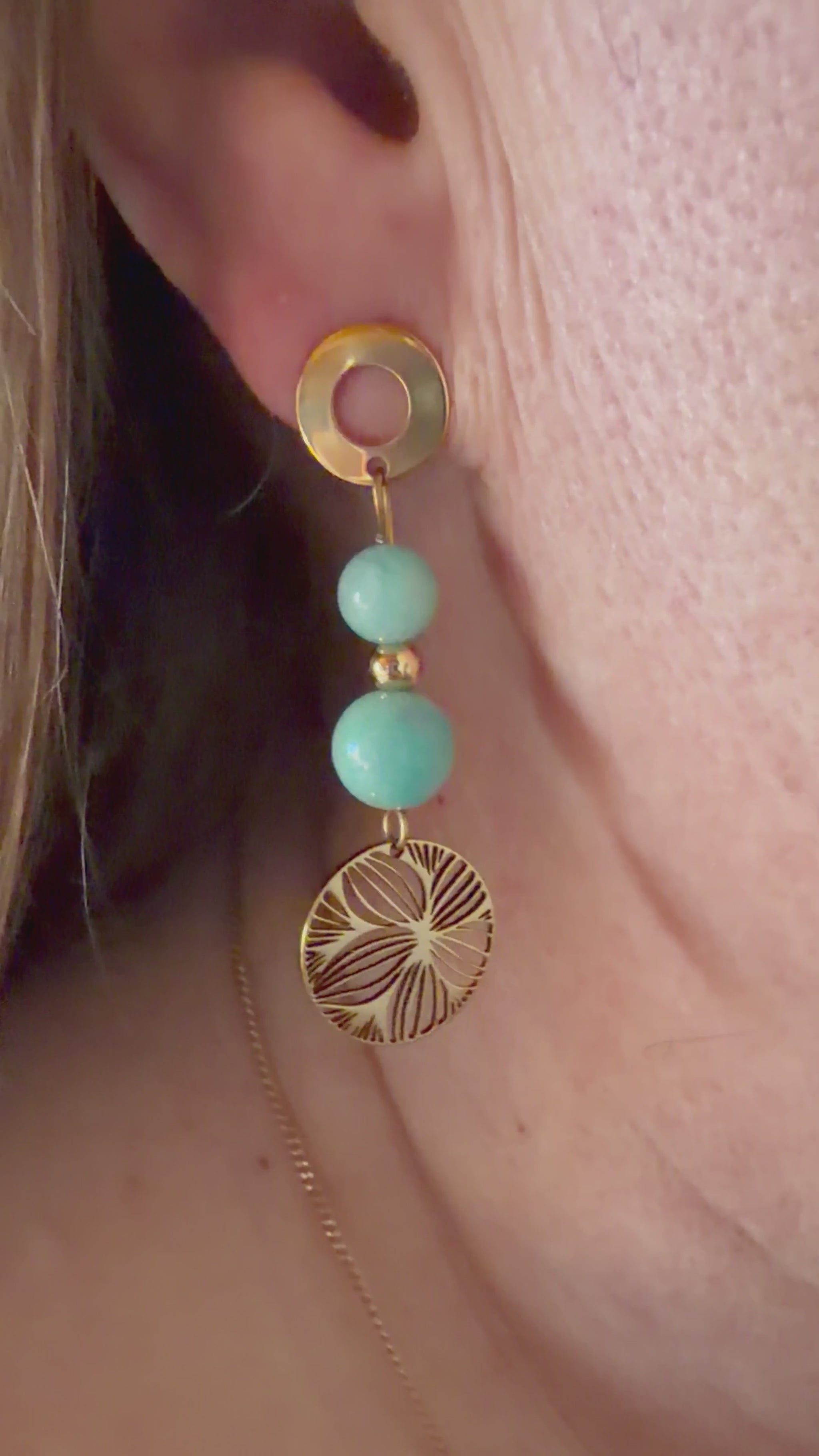 Boucles d'oreilles en acier inoxydable doré et pierres naturelles d'Amazonite  par MEANANIMAOLI