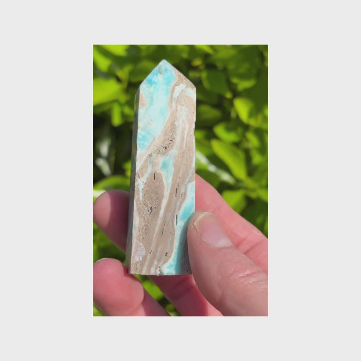 Vidéo de présentation d'une pointe de Calcite des Caraïbes de 64g montrant les détails de ses bandes naturelles et sa texture douce