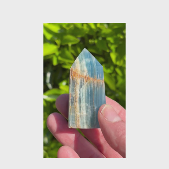 Vidéo de présentation d'une pointe d'Onyx Bleu de 84g montrant les détails de ses bandes cristallines et son poli brillant.