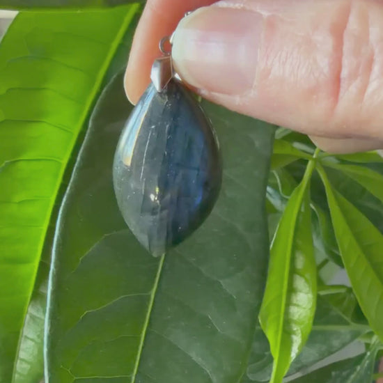 Vidéo montrant les reflets bleus et la labradorescence d'un collier en Labradorite naturelle sur chaîne en acier inoxydable par MEANANIMAOLI. La vidéo révèle l'éclat changeant de la pierre à la lumière