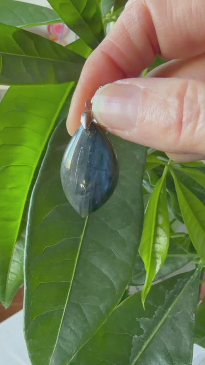 Vidéo montrant les reflets bleus et la labradorescence d'un collier en Labradorite naturelle sur chaîne en acier inoxydable par MEANANIMAOLI. La vidéo révèle l'éclat changeant de la pierre à la lumière