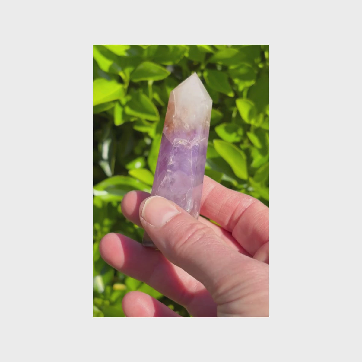 Vidéo de présentation d'une pointe d'Agate Améthyste de 79g, révélant ses détails cristallisés et ses nuances naturelles sous différents angles