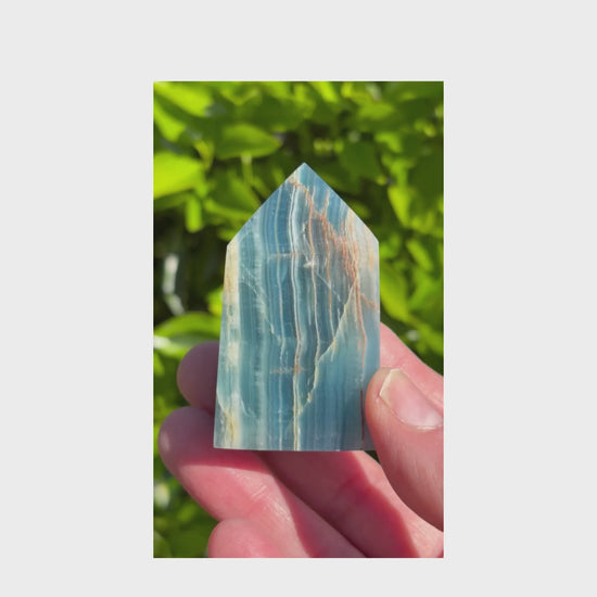 Vidéo de présentation d'une pointe d'Onyx Bleu massive, révélant la superposition de ses couches naturelles et son éclat poli.