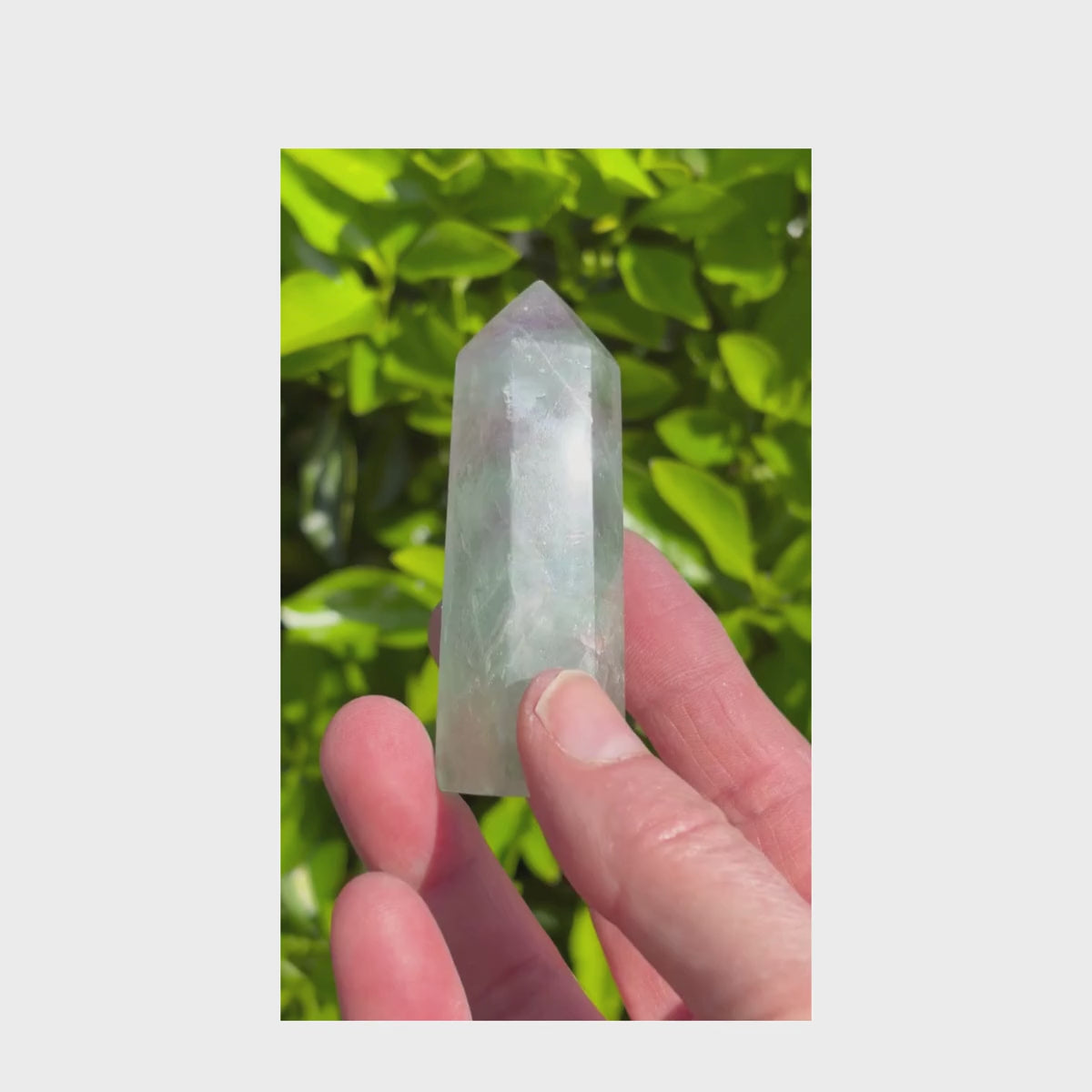 Vidéo de présentation d'une pointe de Fluorite Multicolore de 89g montrant la profondeur de ses couleurs et sa brillance cristalline.