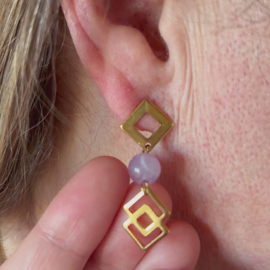 Boucles d'oreilles géométriques en acier inoxydable doré et perles d'améthyste lavande naturelle par MEANANIMAOLI