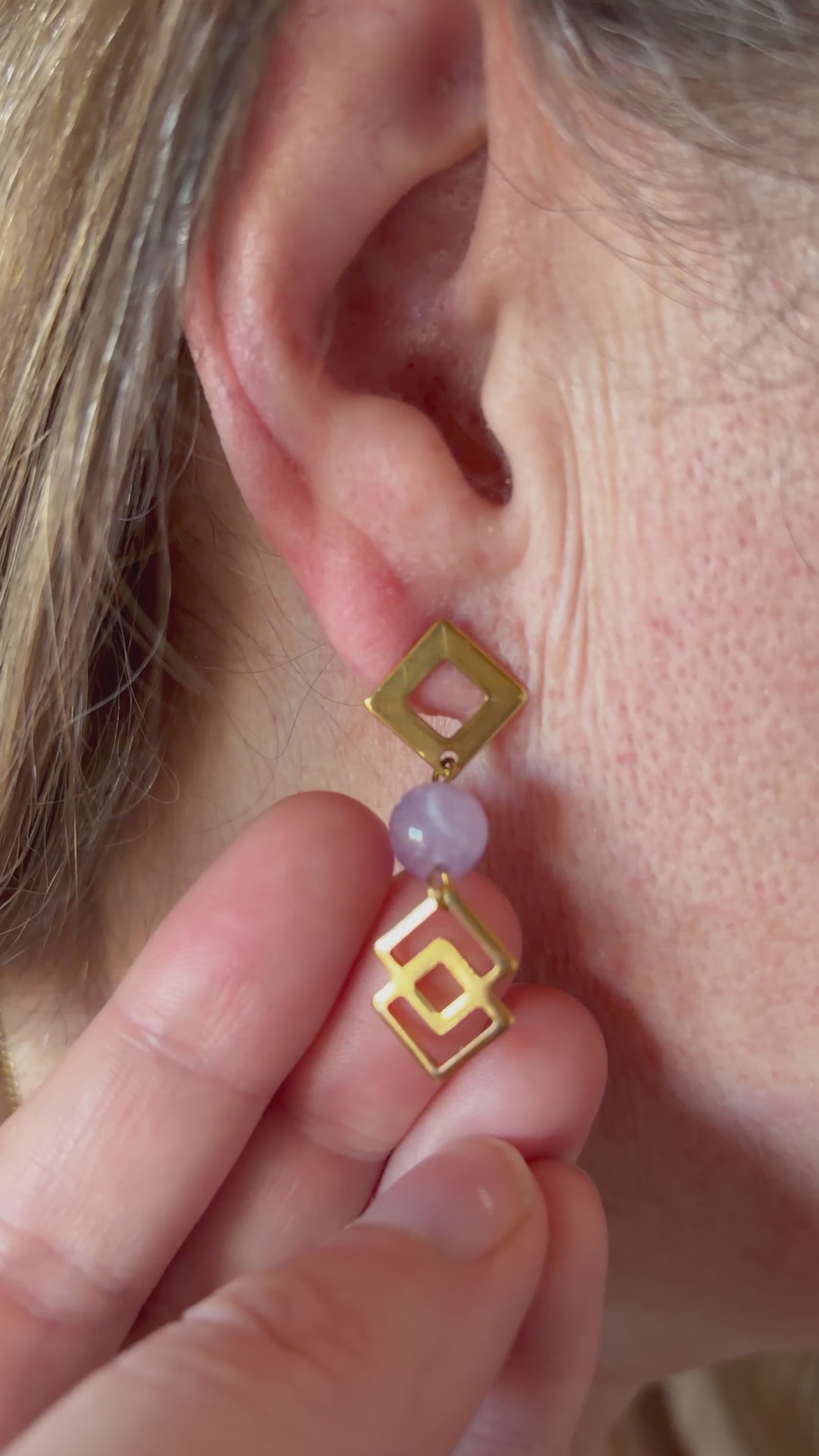 Boucles d'oreilles géométriques en acier inoxydable doré et perles d'améthyste lavande naturelle par MEANANIMAOLI